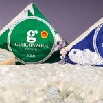 Roma, 8 set. (askanews) - Sono circa 15mila i chili di gorgonzola consumati nel 2016 dai cittadini della Cina dove sembra essere in atto un ingiustificato stop ai formaggi erborinati dallUnione Europea. E quanto afferma la Coldiretti nel commentare la stretta delle autorità sanitarie cinesi sui formaggi erborinati europei, cioè quelli contenenti muffe, come il Gorgonzola, il Taleggio, il Camembert e il Roquefort che vengono bloccati alle frontiere. Sono numerose le misure di carattere fitosanitario che impediscono ai prodotti Made in Italy di raggiungere il gigante cinese con il quale  sottolinea in una nota la Coldiretti - sono in corso numerose trattative, dalle mele alle pere, dalla farina di frumento al riso da risotto. 

Un'anomalia se si considera che la Cina ha fatto scattare in Europa ben 256 allarmi per prodotti alimentari pericolosi nel 2016 secondo il rapporto del sistema di allerta rapido dellUnione Europea e si colloca  spiega la Coldiretti - tra i Paesi piu insicuri dal punto di vista alimentare. Il Made in Italy a tavola in Cina ha registrato un balzo del 17% del valore delle esportazioni agroalimentari nazionali nel primo bimestre del 2017. Il prodotto Made in Italy piu richiesto dal gigante asiatico - continua la Coldiretti - è il vino per un importo di 101 milioni di euro nel 2016 mentre il prodotto alimentare cinese piu importato in Italia è il concentrato di pomodoro per un valore di 63 milioni di euro nel 2016 che viene poi spacciato come italiano per la mancanza di un sistema di etichettatura di origine obbligatorio.